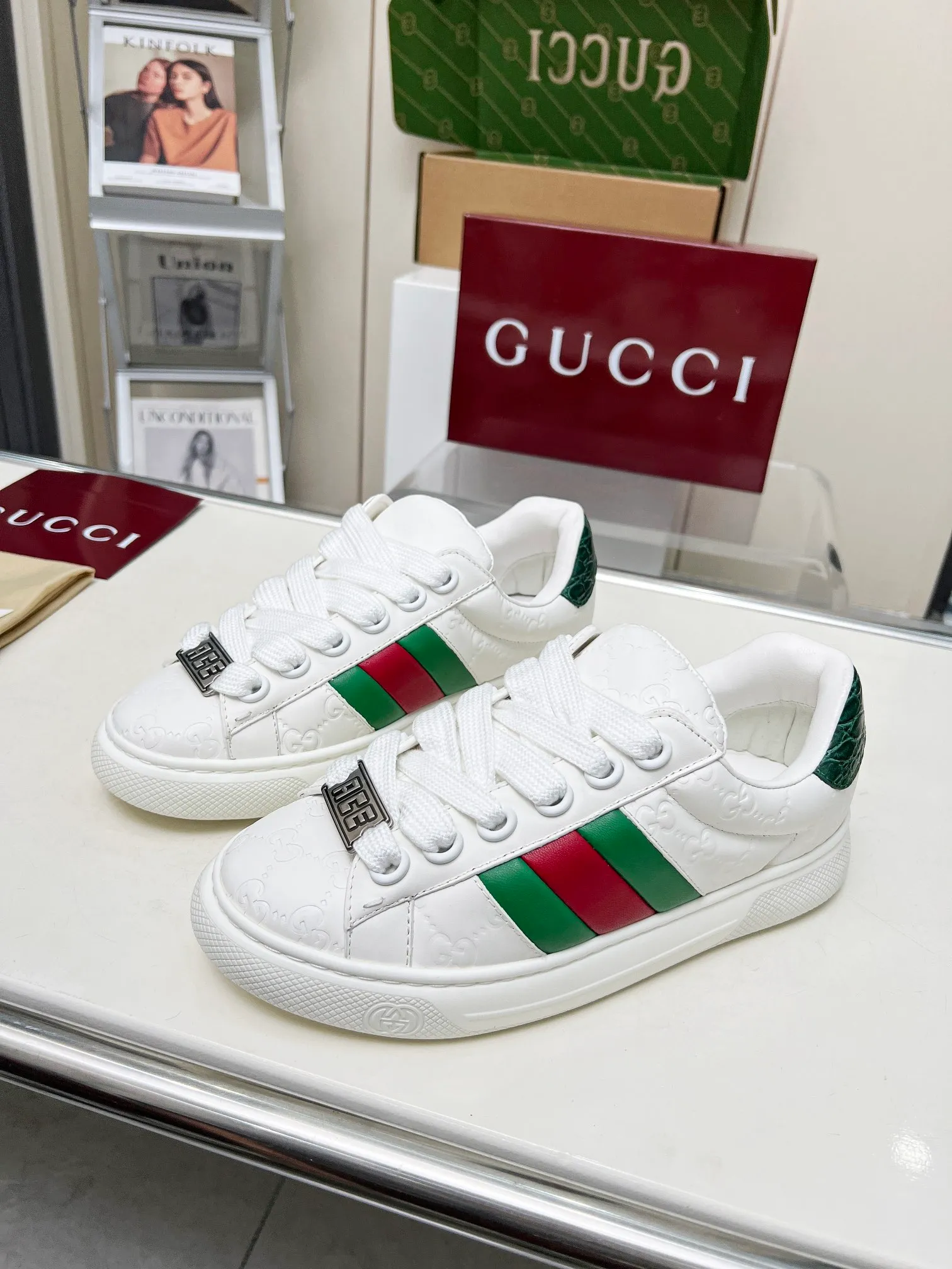 P660 embossed layout ❤️❤️❤️Gucci Gucci's latest Ace series casual sneakers for couples 🌸🌸🌸Original purchase, development and production. Since the advent of Gucci, the Ace series of sneakers has continued the brand narrative, and its ingenuity has made it the main product. The new series presents a distinctive low-top design with unique details to reinterpret the sneaker silhouette. The lace fixation is decorated with an "ACE" metal logo, and the thickened structure delicately creates a stiff shoe shape. 💖💖💖Gucci’s classic red and green striped webbing adds to the charm of the entire design. ☑️Fabric: Original imported first-layer cowhide ☑️Inner lining: Original customized soft cowhide ☑️Bottom thickness: 3CM ☑️Size: Female 35-40 Male 40-45